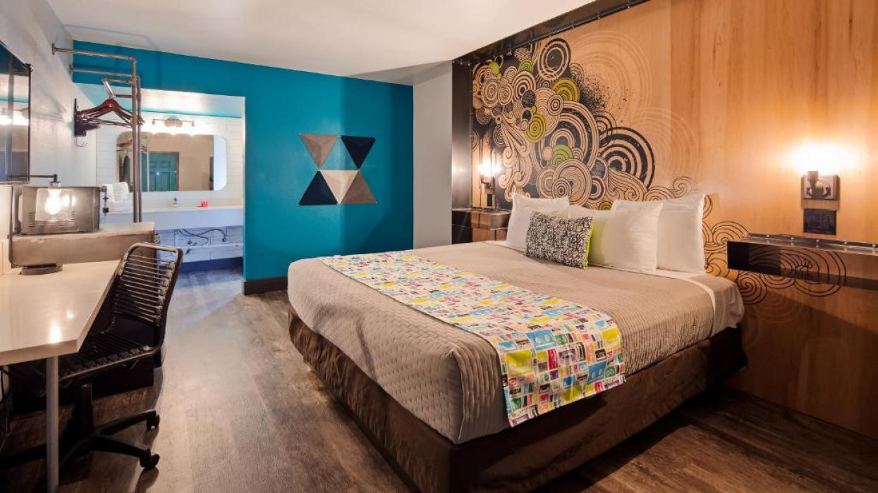 1 King Bed Non-Smoking Accessible Walk-In Shower
